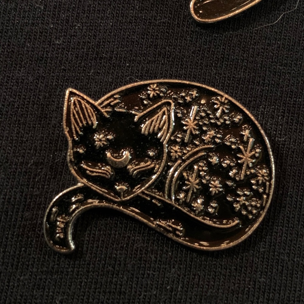 Cat lapel pin